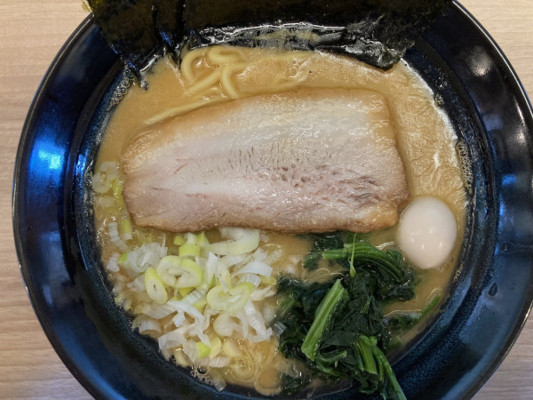 「醤油豚骨（バラ）」@らーめん ぶる麺の写真