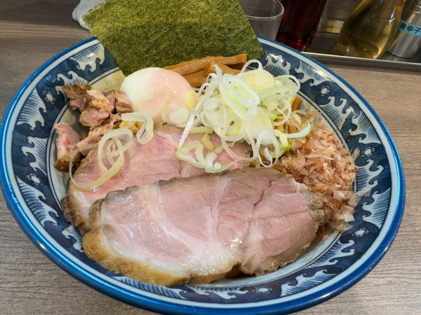 「温玉油そば＋チャーシュー1枚」@兎に角 松戸店の写真