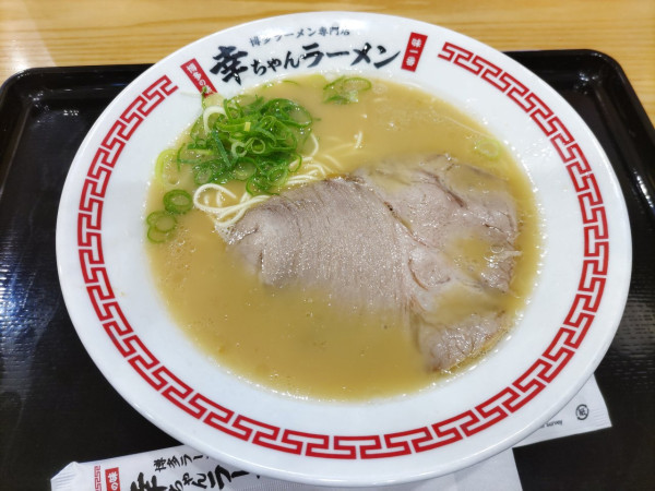 「博多豚骨ラーメン820円」@幸ちゃんラーメン マークイズ福岡ももち店の写真