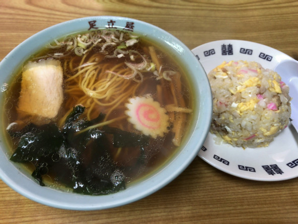 「半チャーハンラーメン（800円！）」@足立屋の写真