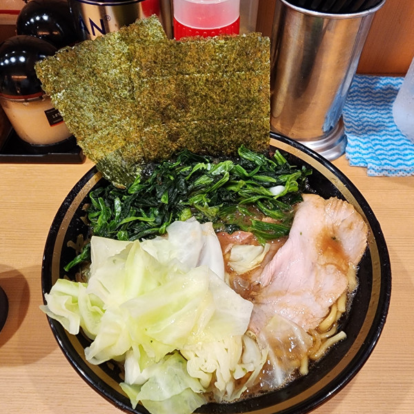 「ラーメン(並)＋ほうれん草＋キャベツ」@横濱家系ラーメン 四代目 野中家の写真