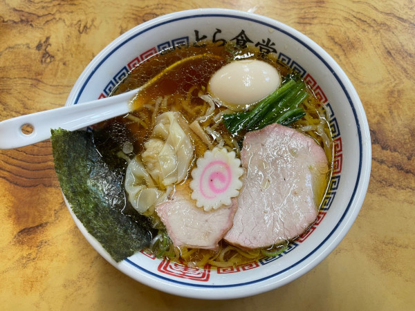 「ワンタン麺(ミニ)＋味玉」@とら食堂の写真