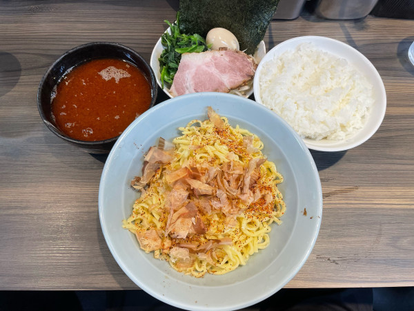 「辛つけ麺（ゴマ油）、ライス」@横浜家系豚骨醤油極太麺 侍 本店の写真