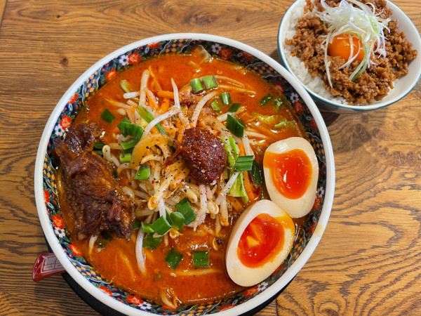 「焦がし麻辣味噌＋味玉、月見ご飯」@純米味噌らーめん みそら堂 小山店の写真