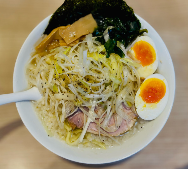 「コッテリの塩らー麺、大盛り、味玉、ねぎ多め」@コッテリの塩らー麺専門店 MANNISH 日暮里店の写真