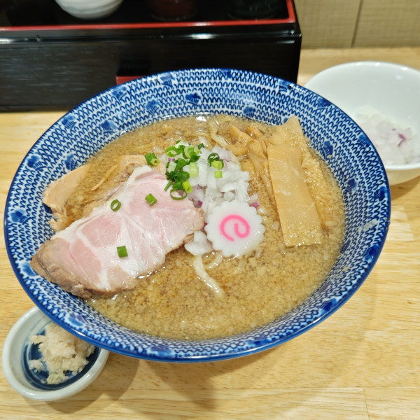 「にぼ助ラーメン（中盛）＋玉ねぎ」@厳選煮干ラーメン 初代 にぼ助の写真