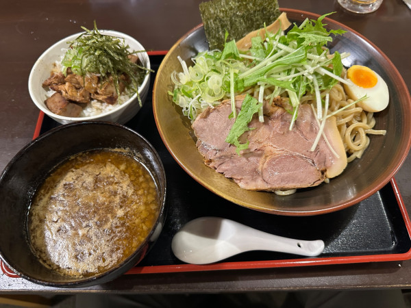 「つけめん（並盛・200g）980円＋ミニチャーシュー丼380」@めん処 酒家 咲はるの写真