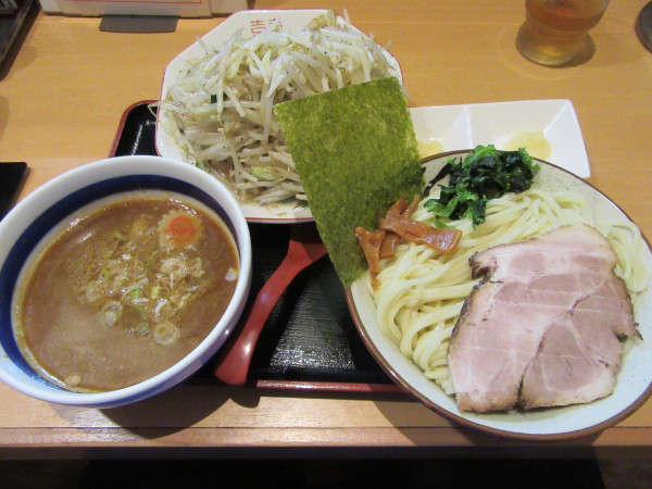 「限定　豚骨醤油ブラックつけ麺（１０００円）＋炒め野菜３５０円」@佐貫大勝軒ゆうの写真