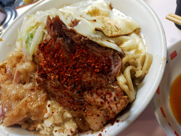 「豚一大・増2・生卵・焼チ（脂・大蒜・唐辛子・炙り・豚カス）」@成蹊前ラーメン 吉祥寺の写真