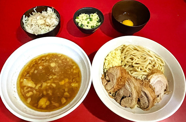 「小つけ麺麺半分豚増しニンニクアブラ+生卵+ねぎ生姜」@ラーメン二郎 札幌店の写真