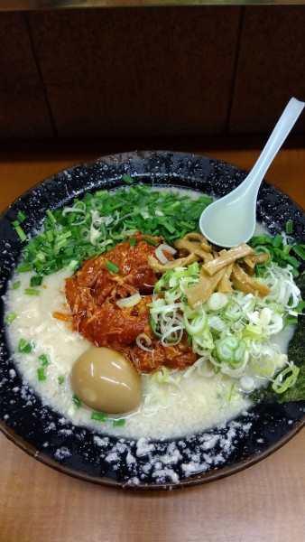 「ホルモンメン+ニラ」@屋台ラーメンとんこつ貴生 稔台店の写真