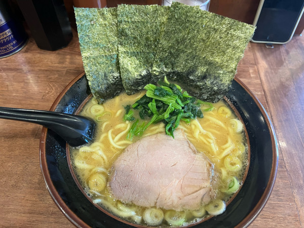 「ラーメンバリカタ薄め少な目880円」@横浜家系 まるに家の写真