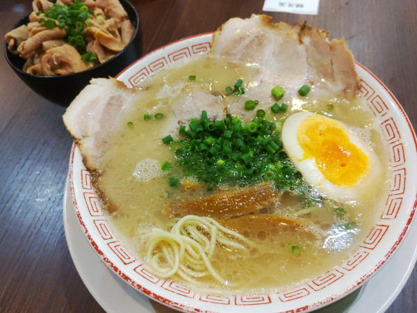 「だるまラーメン（極み麺ふつう）もつマンマセット（小）」@だるま大使 本店の写真