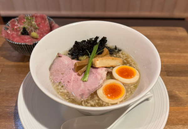 「【新】山椒塩煮干し中華蕎麦（味玉入り）¥1100」@酒肴場 屯の写真