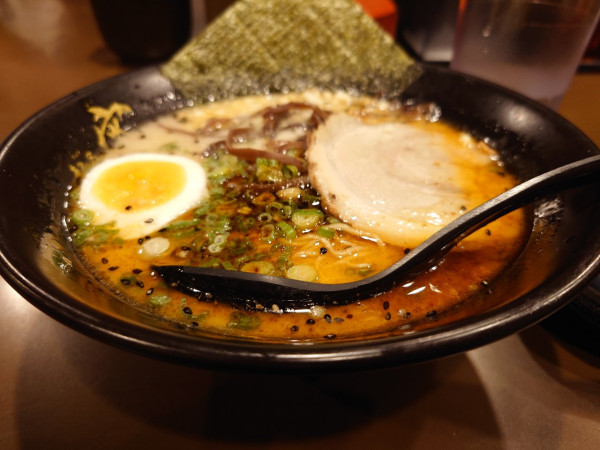 「とんこつ黒ラーメン」@麺屋 宵の写真