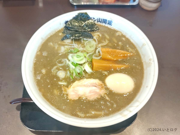 「極濃煮干し豚骨ラーメン 麺大盛(+味玉)」@煮干しラーメン山岡家 フォレストモール甲斐店の写真