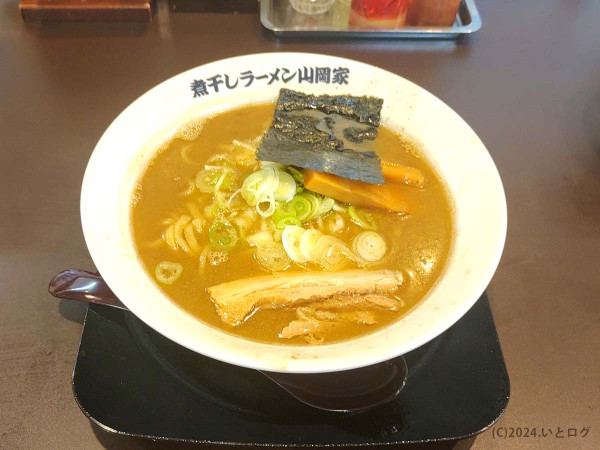 「煮干し豚骨ラーメン」@煮干しラーメン山岡家 フォレストモール甲斐店の写真