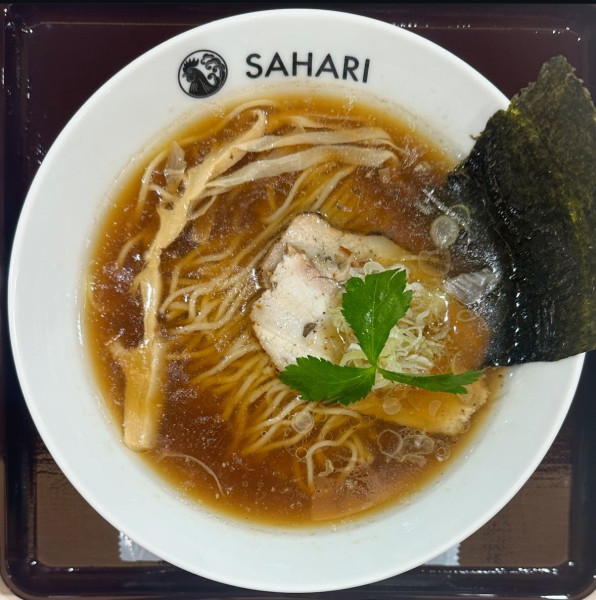 「鶏醤油ラーメン」@鶏焼きと麺 佐波里の写真