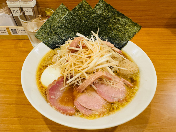 「全部のせ醤油らーめんネギトッピング」@しののめヌードルの写真