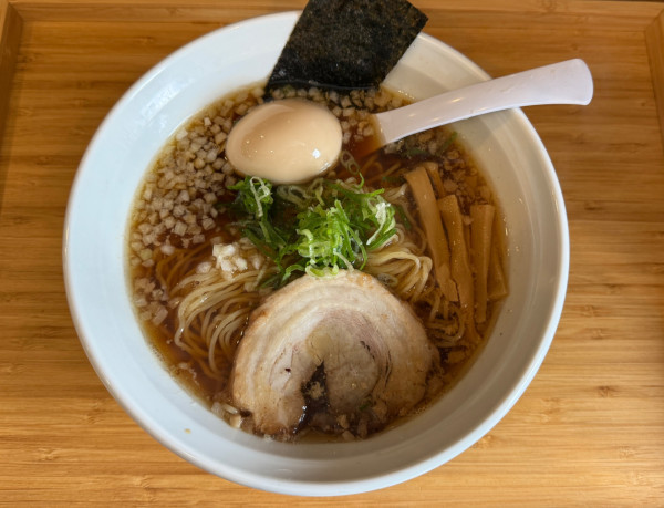 「淡麗しょうゆらぁめん980円＋煮玉子200円」@らぁめん 麺彩家の写真