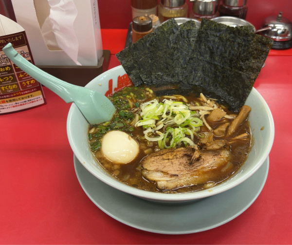 「たっぷり!生姜醤油ラーメン 海苔 味付玉子」@ラーメン山岡家 千葉佐倉店の写真