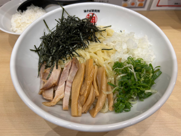 「特盛（玉ねぎ多め 海苔 追い飯）」@油そば研究所 ABULab 自由が丘店の写真