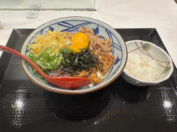 「旨辛肉盛りまぜ玉うどん（並盛）790円→760円」@丸亀製麺 イーサイト高崎店の写真