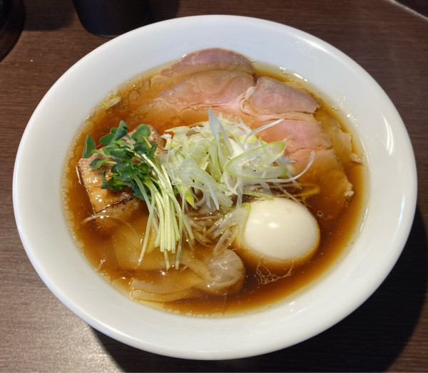 「特製醤油らぁ麺 烏賊和え玉」@オカモトモノガタリの写真