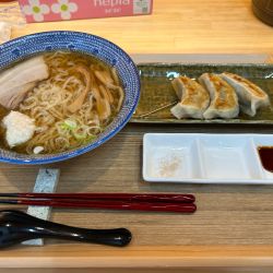 醤油ラーメン750円、餃子（3個）330円