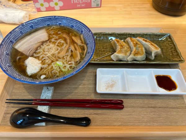 「醤油ラーメン750円、餃子(3個)330円」@佐野麺処 柿の木の写真
