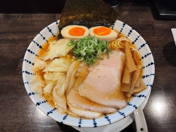 「特製醤油そば+雲呑」@麺屋 阮の写真