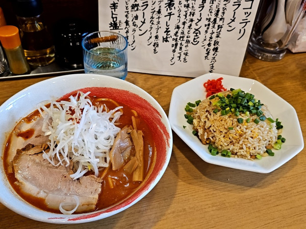 「辛みそラーメン(エビ)と半チャーハン」@麺処 慶の写真