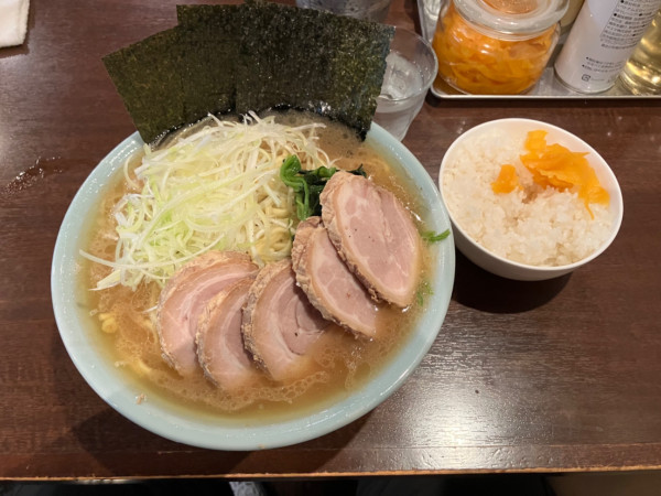 「ネギチャーシュー麺大盛り　ライス」@横浜家系らーめん いずみ家の写真