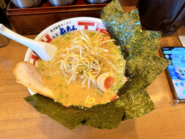 「東京豚骨ラーメン のりネギトッピング」@屯ちん 池袋西口店の写真