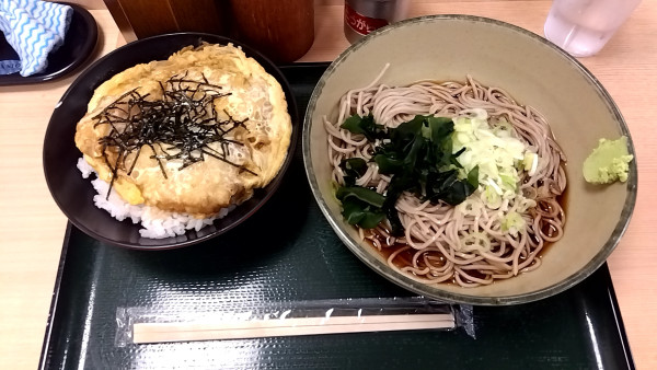「かけ（鶏天親子丼冷しそばセット）（７８０円）」@名代箱根そば 海老名店の写真