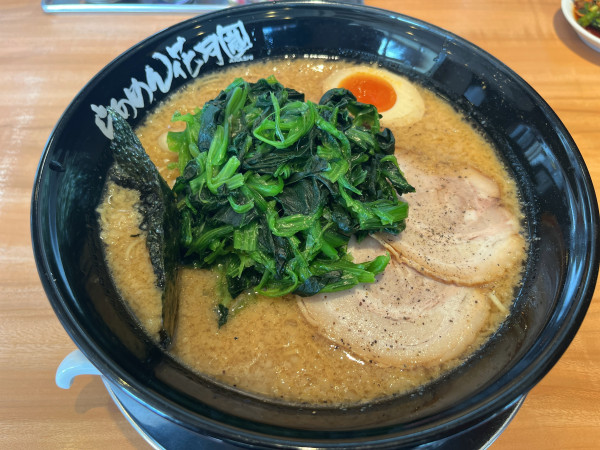 「大盛嵐げんこつらぁめん　ほうれん草クーポン　1130円」@らあめん花月嵐 戸田美女木店の写真