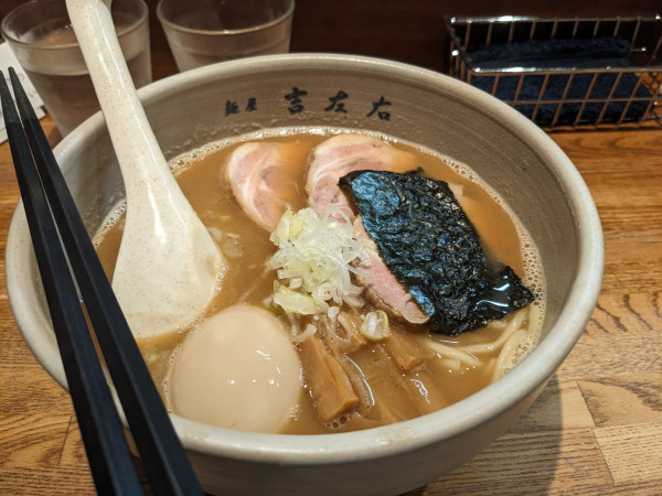 「味玉らーめん+チャーシュー」@麺屋吉左右の写真