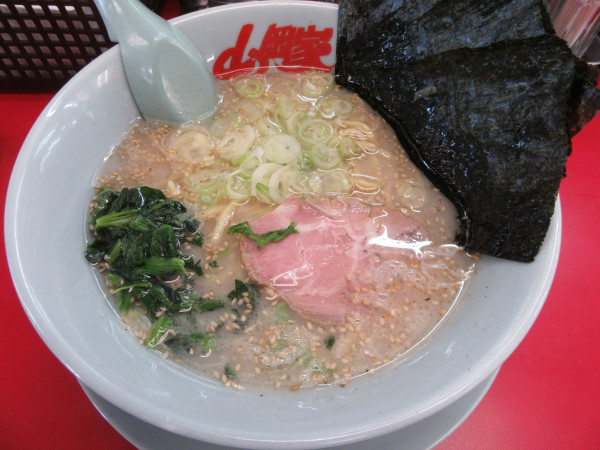 「塩ラーメン（６９０円）＋クーポン板海苔。」@ラーメン山岡家 土浦店の写真