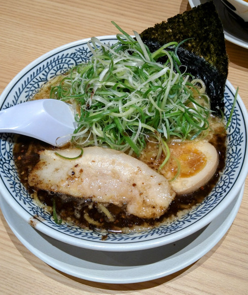 「どっかんネギ醤油とんこつラーメン黒」@丸源ラーメン モラージュ菖蒲店の写真