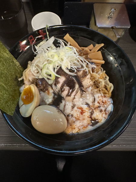 「とん黒油そば(1.5玉)+味玉」@油そば専門店 春日亭 秋葉原店の写真