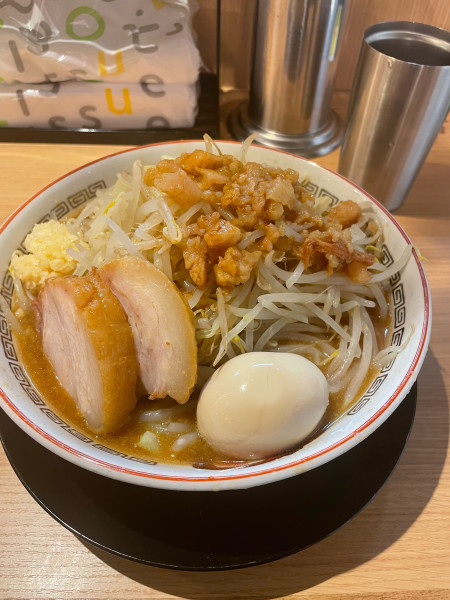「小ラーメン　全マシ　TP味玉」@ラーメン豚山 東京ラーメン横丁店の写真