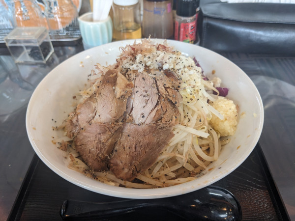 「ガッツリまぜそば 1000円」@麺屋 うめはら あずま店の写真