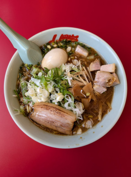 「生姜醤油ラーメン+コロチャー6個+薬味ネギ+味付け玉子」@ラーメン山岡家 新結城店の写真