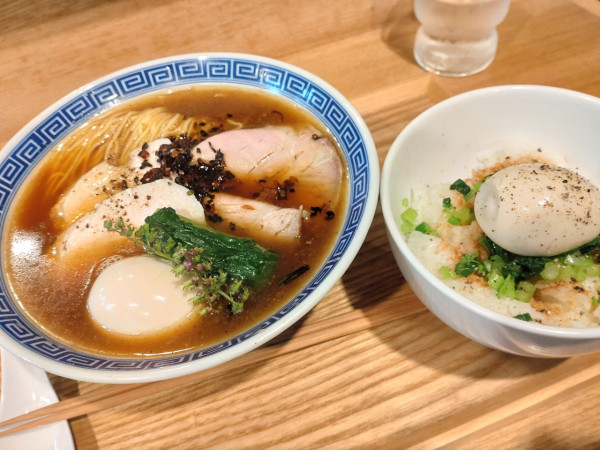 「特製醤油らーめん＋味玉おかかご飯」@らーめん 耕の写真