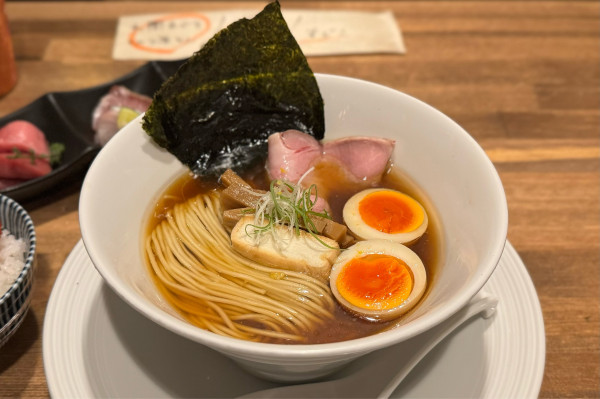「津軽煮干し中華蕎麦（味玉入り）¥1000、海鮮丼¥500」@酒肴場 屯の写真