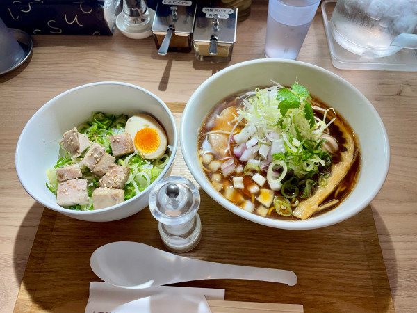 「濃口醤油ラーメン790円大盛無料+塩チャーシュー丼280円」@中華そば 上田製麺店の写真