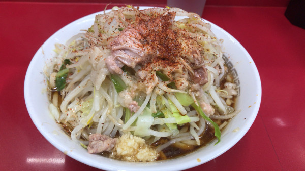 「小ラーメン豚2枚　900円」@ラーメン二郎 越谷店の写真