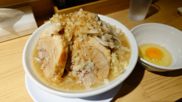 「チャーシュー麺＋生卵」@ラーメン豚の子の写真