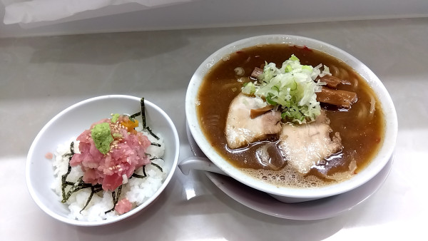 「中華そば（８６０円）＋鮪ちらし（３６０円）」@中華そば きくたにの写真