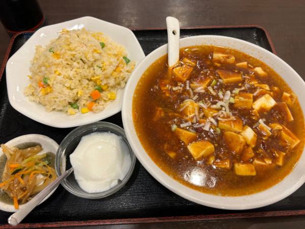「【日替り】麻婆ラーメンと半チャーハン750円」@祥龍房の写真